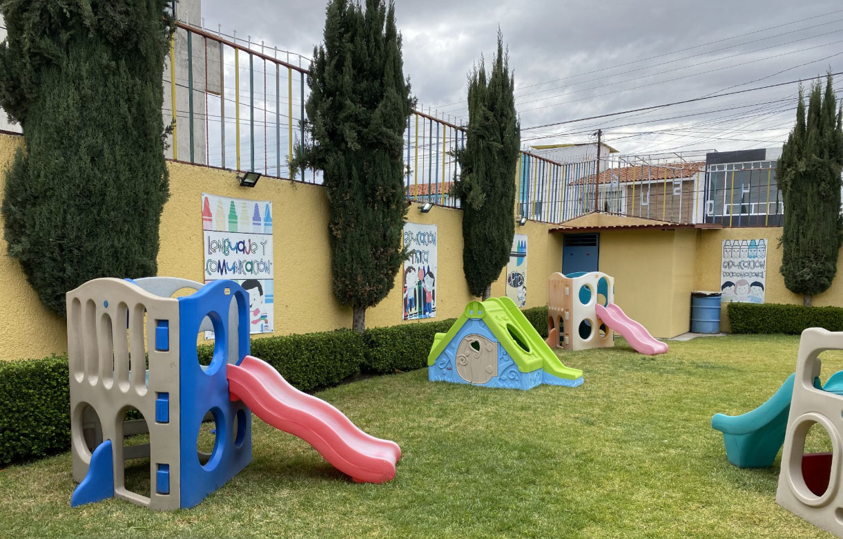 Niños jugando en jardín